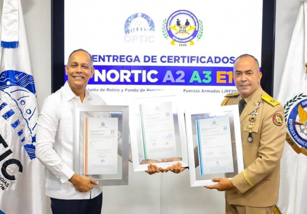 La Junta de Retiro recibió tres certificaciones que le otorgó la Oficina Presidencial de Tecnología de la Información y la Comunicación (OPTIC), en la persona de su Director, Ing. Armando García
