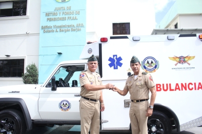 Ministro de Defensa entrega ambulancia a la Junta de Retiro y Fondo de Pensiones de las Fuerzas Armadas