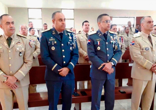 El Presidente de la JRFFAA, general de brigada, Ricardo L. Rosa Chupany, asiste a misa de  Acción de Gracias en conmemoración del XXXV aniversario de la Escuela de Graduados, General Gregorio Luperón