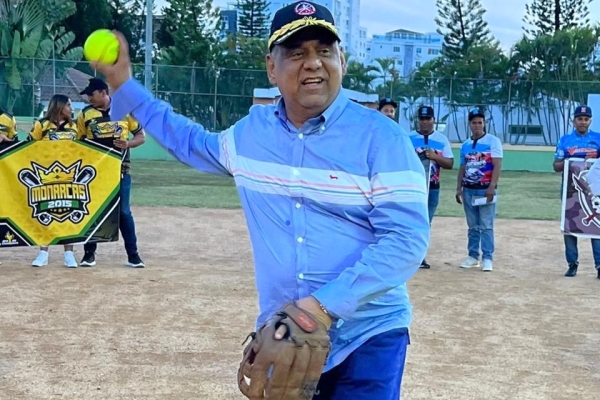 Presidente de la JRFPFFAA recibe reconocimiento y realiza lanzamiento de honor en inauguración Torneo Softball Lisoa 2023