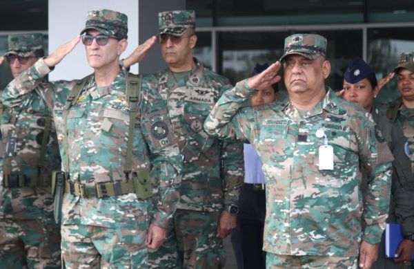 Miembros de la Junta de Retiro participa en izamiento de la Bandera Nacional