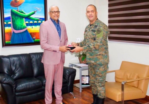 El Presidente de la JRFFAA, general  de brigada, ERD, Ricardo L. Rosa Chupany, conversa con el Sr. Julio De la Rosa , presidente ADOCCO con el propósito de aunar esfuerzos de colaboración interinstitucional