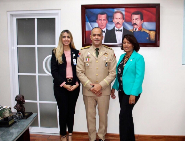 EL Presidente de la JRFFAA, General de Brigada, Ricardo L. Rosa Chupany, ERD, recibe la visita de la Lic. Nardín Gerardo y Lic. Zaidy Díaz del Centro de Capacitación en Política y Gestión Fiscal (CAPGEFI).